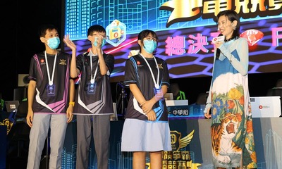 By sharing her personal story, singer-songwriter cum eSports fan Panther Chan (right) encouraged the students to follow their dreams tirelessly and advocated good practices in playing online games.